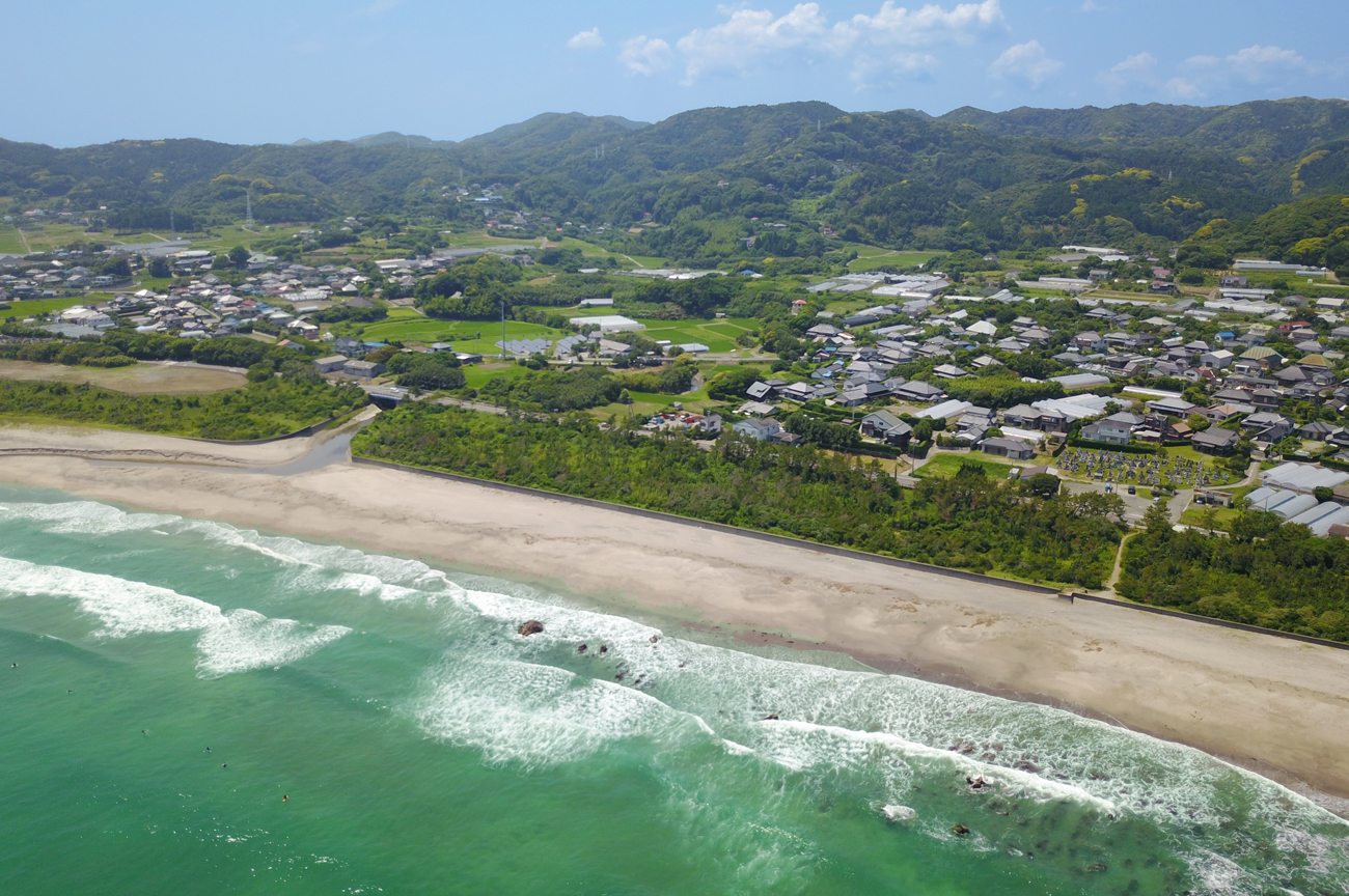 【サーフィンのメッカ　和田の海岸】　