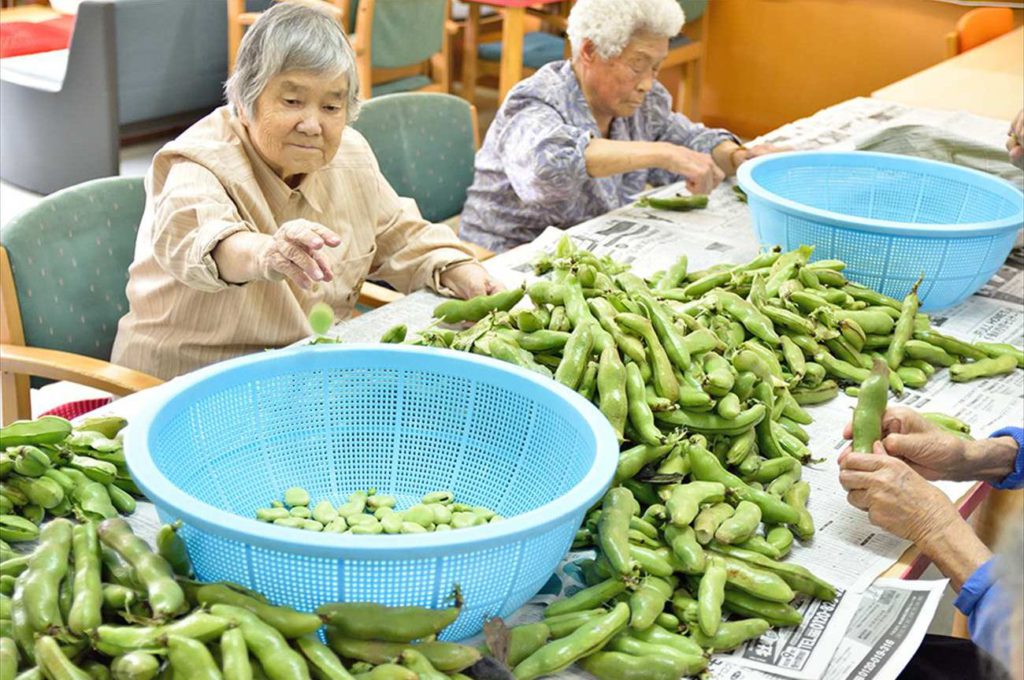 【ソラマメさや剥き（提供：社会福祉法人白寿会）】