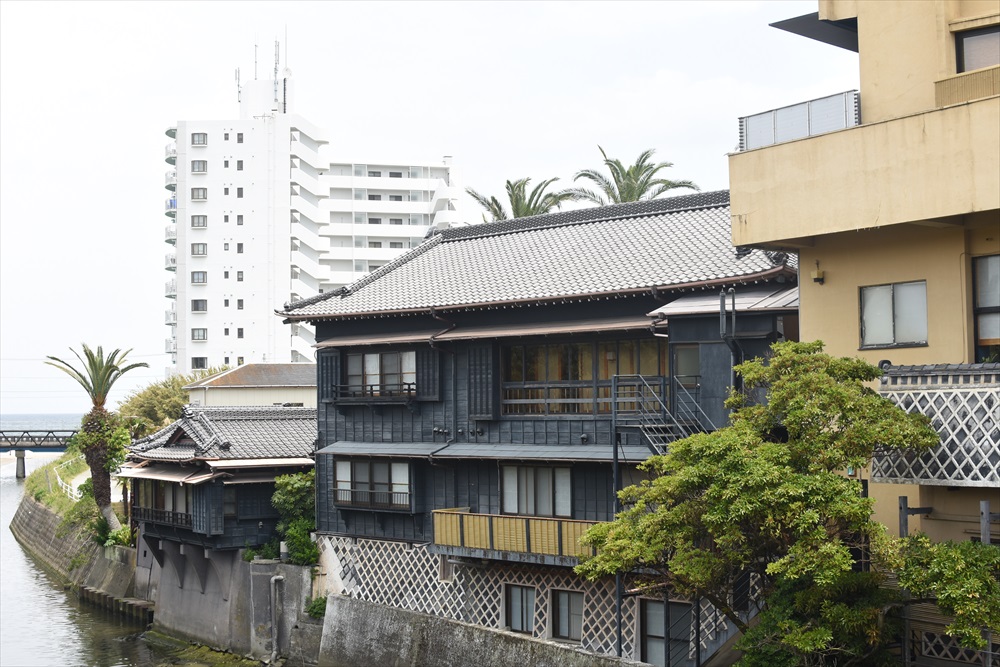 【川沿いに立つ離れ】