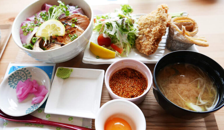 【海鮮タンタン丼とタチウオのクルクル揚げ】