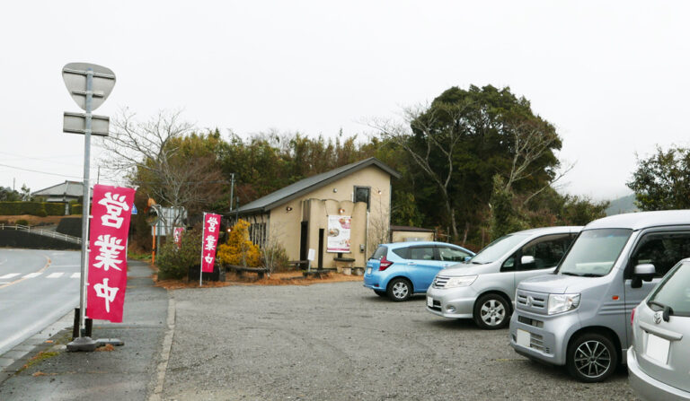 【勝浦市の魚屋食堂。山の中にある店舗】