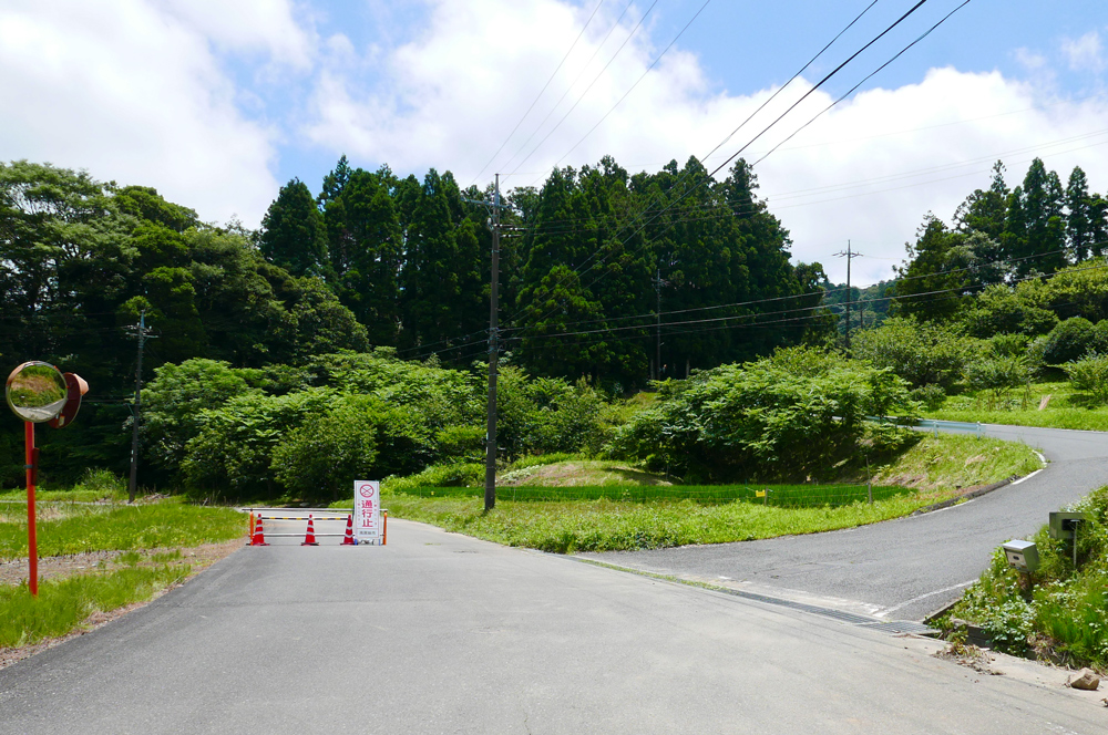 【通行止めの看板の先にあります】